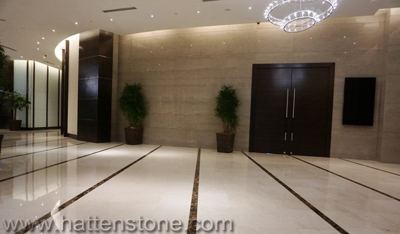 Hotel doble árbol con piso de mármol y azulejos.
